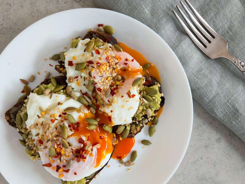 Poached_Eggs_and_Smashed_Avocado_and_Seeds